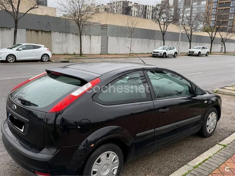 Usado Ford Focus Trend 100 CV (73 kW) 2005 Negro Berlina