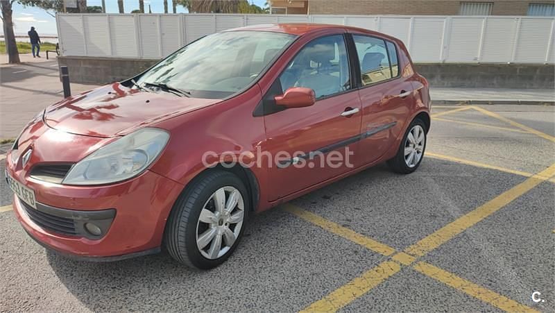 Rojo Usado 2008 Renault Clio II Privilege Berlina | 2500 € (Precio justo) - Imagen 1/4