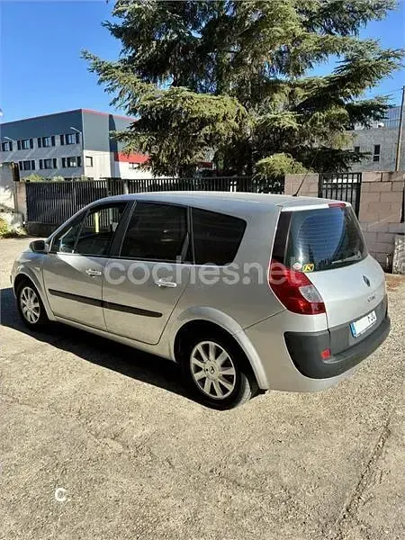 Usado Renault Grand Scénic II Dynamique 105 CV (77 kW) 2007 Gris / plata Monovolumen
