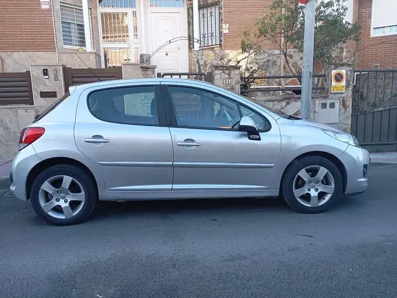 Usado Peugeot 207 Active 92 CV (67 kW) 2012 Gris / plata Berlina