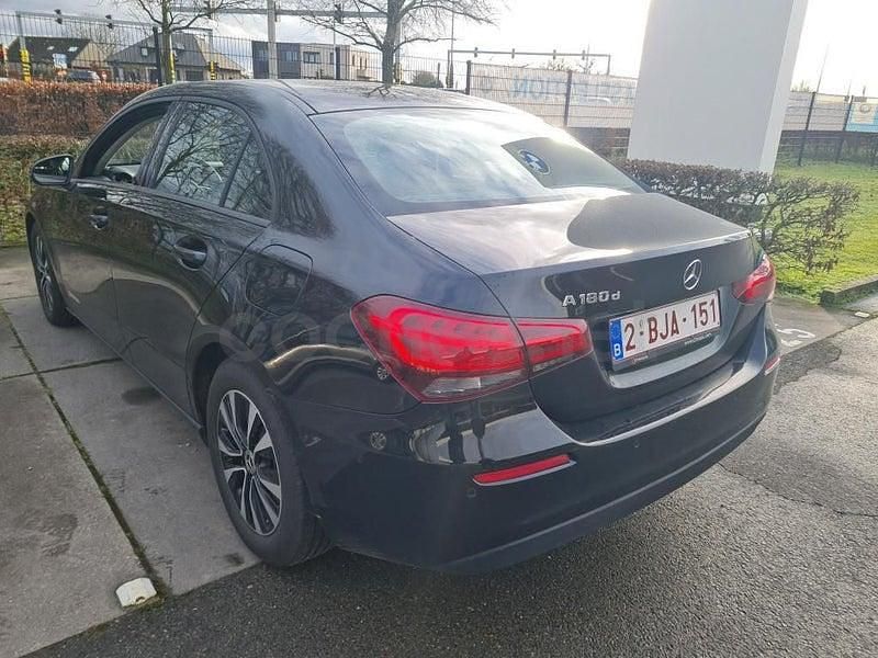 Usado Mercedes A180 116 CV (85 kW) 2022 Negro Berlina