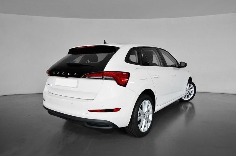 Usado Skoda Scala Ambition 110 CV (80 kW) 2023 Blanco candy Utilitario