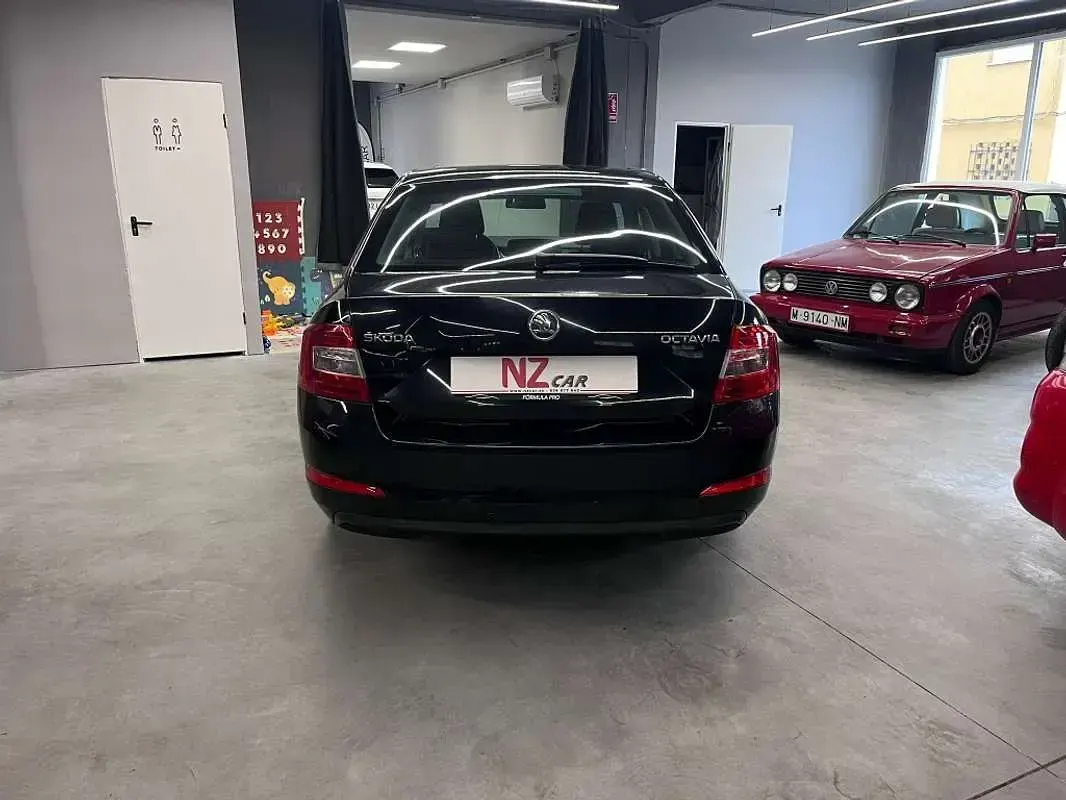 Usado Skoda Octavia Ambition 140 CV (102 kW) 2013 Negro Utilitario