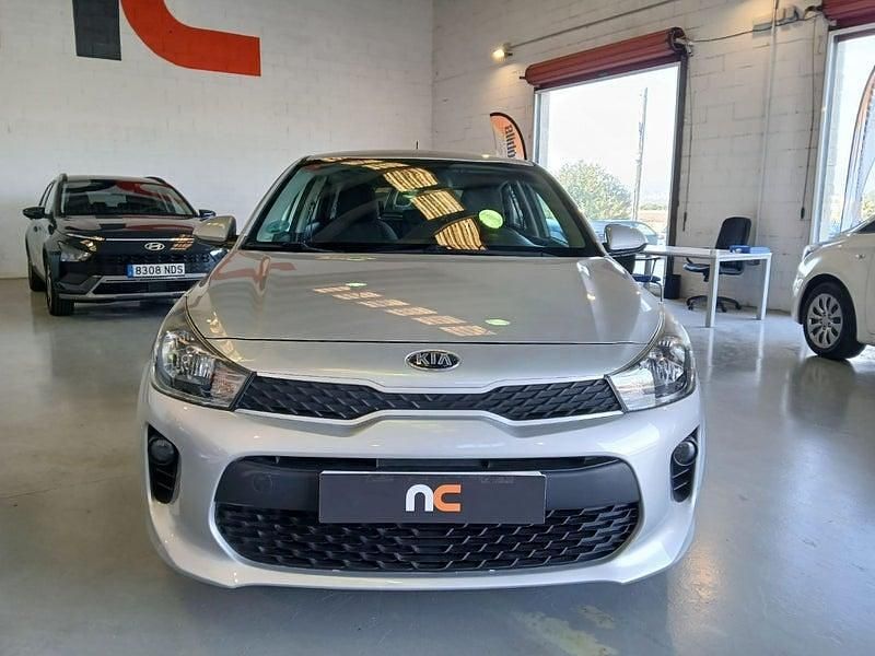 Usado Kia Rio 84 CV (61 kW) 2017 Gris / plata Berlina