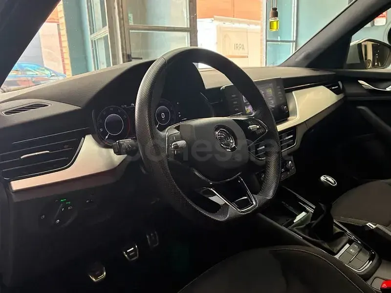 Usado Skoda Kamiq Sport 110 CV (80 kW) 2021 Gris / plata SUV
