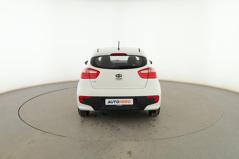 Usado Kia Rio 85 HP (62 kW) 2015 Branco Sedan