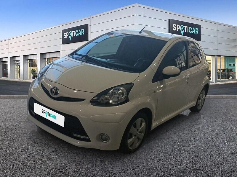 Usado Toyota Aygo City 68 CV (50 kW) 2013 Blanco Utilitario