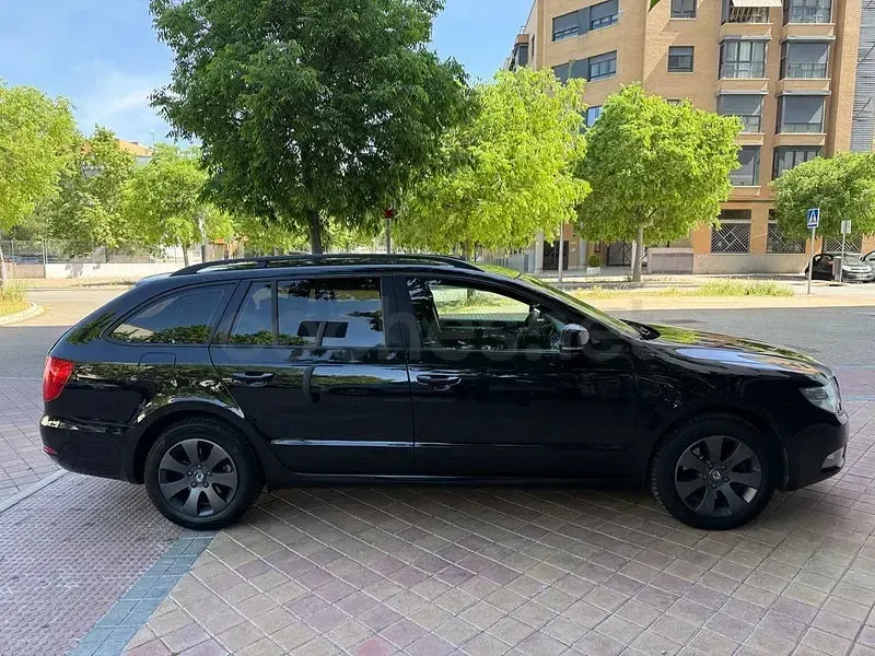 Usado Skoda Superb Elegance 140 CV (102 kW) 2012 Negro Familiar