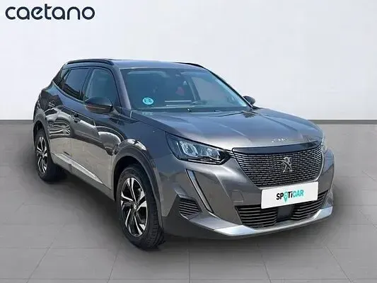 Usado Peugeot 2008 Allure 100 CV (73 kW) 2022 Gris / plata SUV