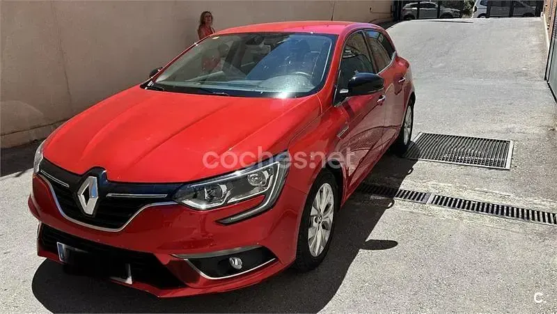 Usado Renault Mégane IV LIMITED 100 CV (73 kW) 2018 Rojo Berlina