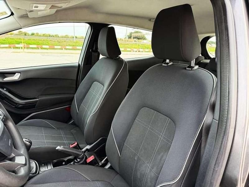 Usado Ford Fiesta 86 CV (63 kW) 2018 Gris Utilitario