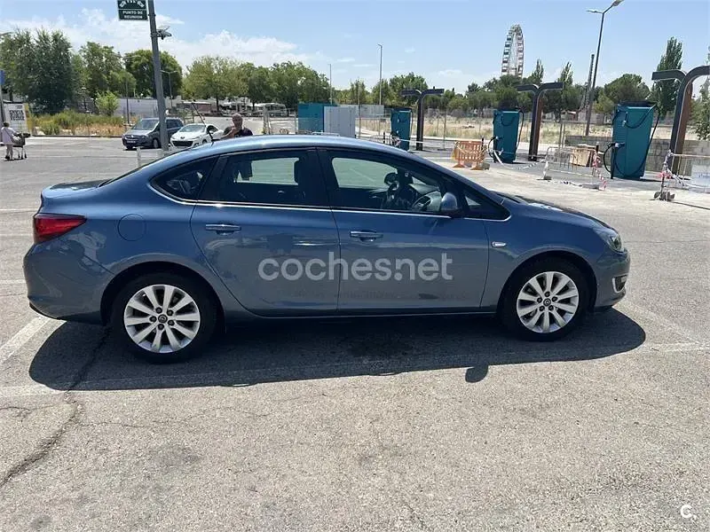 Usado Opel Astra Business 110 CV (80 kW) 2012 Azul Berlina