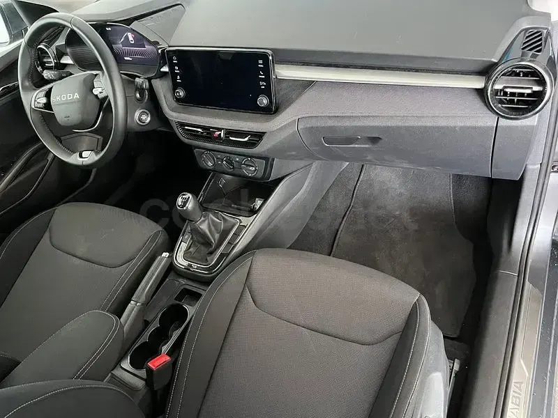 Usado Skoda Fabia Selection 95 CV (69 kW) 2025 Gris / plata Utilitario