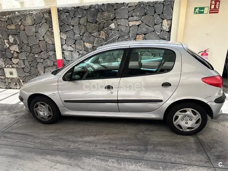 Usado Peugeot 206 70 CV (51 kW) 2001 Gris / plata Berlina