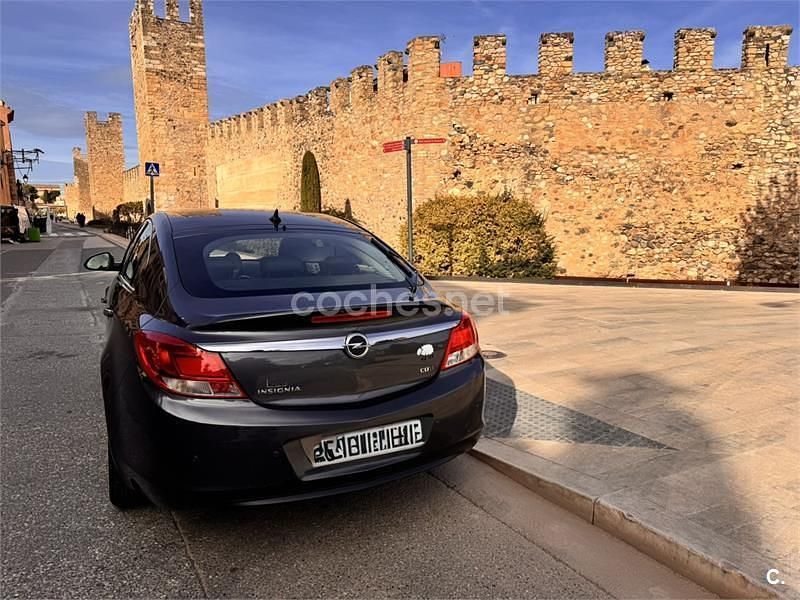 Usado Opel Insignia Cosmo 160 CV (117 kW) 2010 Gris / plata Berlina