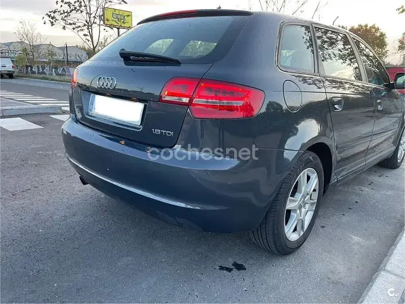 Usado Audi A3 Ambition 105 CV (77 kW) 2010 Gris / plata Utilitario