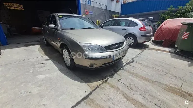 Usado Ford Mondeo Trend 115 CV (84 kW) 2003 Marrón Berlina