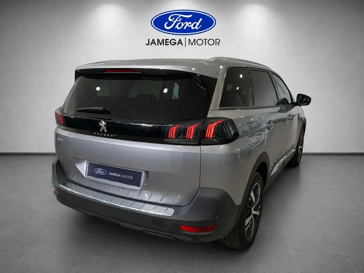 Usado Peugeot 5008 Allure 130 CV (95 kW) 2021 Gris SUV