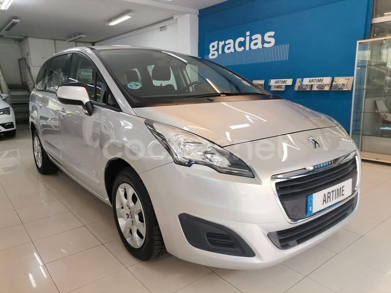 Usado Peugeot 5008 Access 120 CV (88 kW) 2015 Gris / plata Monovolumen