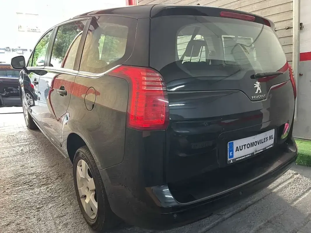 Usado Peugeot 5008 Active 120 CV (88 kW) 2016 Negro Monovolumen