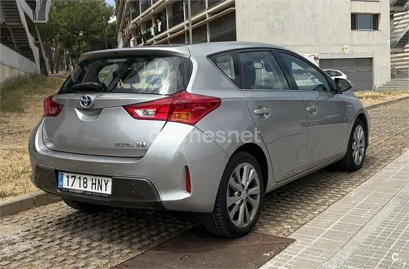 Usado Toyota Auris Hybrid Advance 136 CV (100 kW) 2013 Gris / plata Berlina