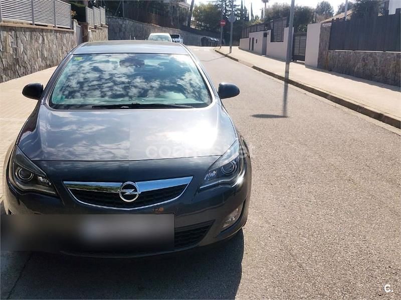 Usado Opel Astra Expression 115 CV (84 kW) 2013 Gris / plata Berlina