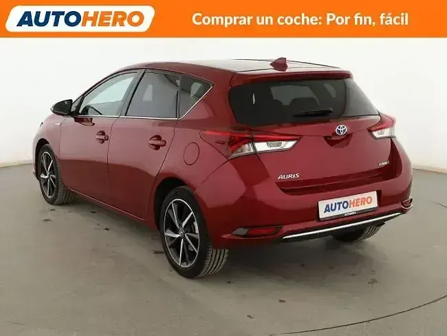 Usado Toyota Auris Hybrid Advance 136 CV (100 kW) 2018 Rojo Berlina
