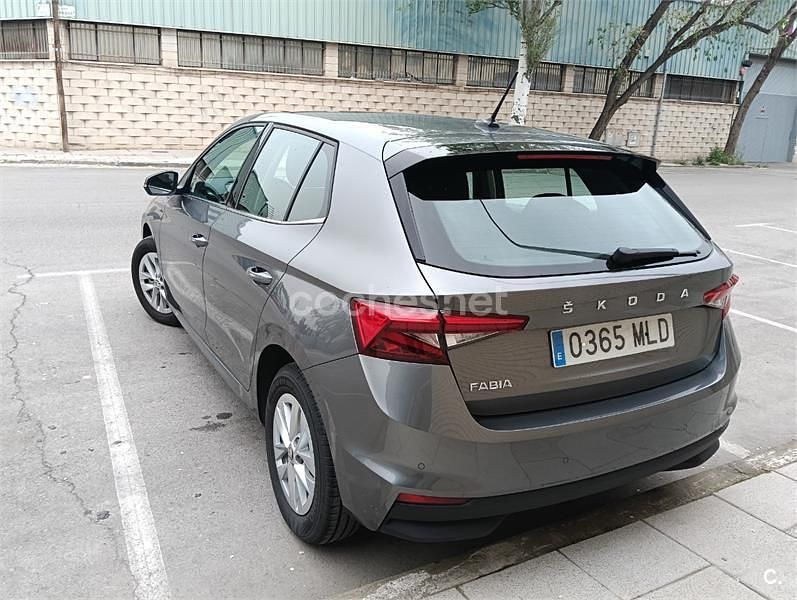 Usado Skoda Fabia Ambition 110 CV (80 kW) 2023 Gris / plata Utilitario
