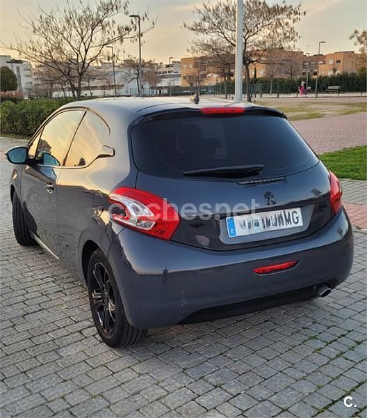 Usado Peugeot 208 Allure 92 CV (67 kW) 2012 Gris / plata Utilitario