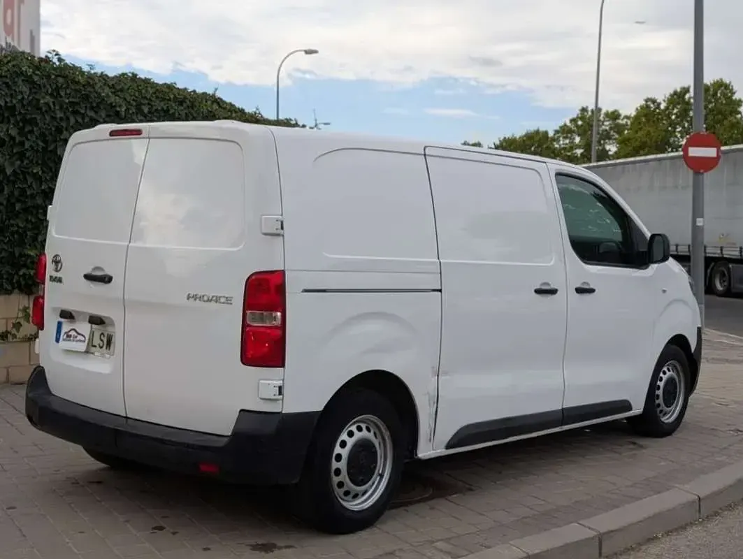 Usado Toyota Proace Business Edition 101 CV (74 kW) 2021 Blanco Monovolumen