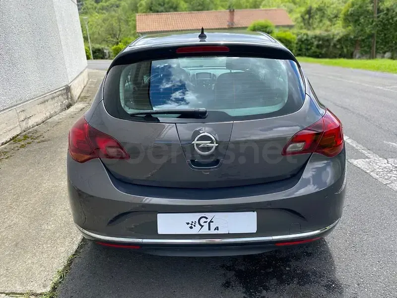 Usado Opel Astra Excellence 110 CV (80 kW) 2013 Gris / plata Berlina