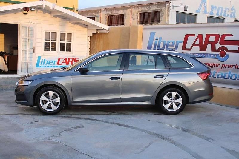 Usado Skoda Octavia Ambition 150 CV (110 kW) 2022 Gris Familiar