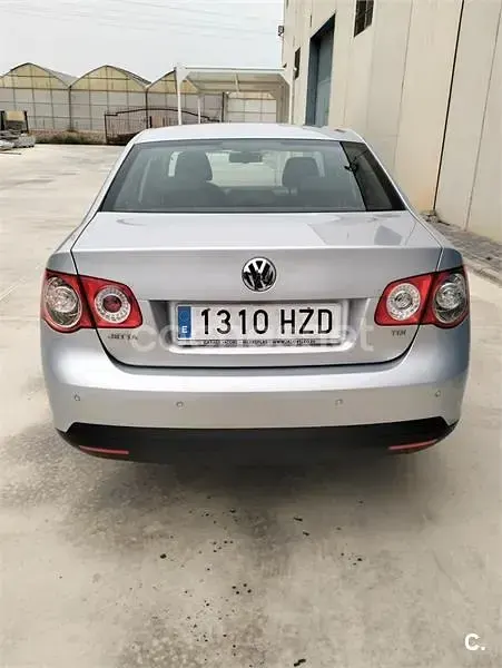 Usado VW Jetta Trendline 105 CV (77 kW) 2008 Gris / plata Berlina