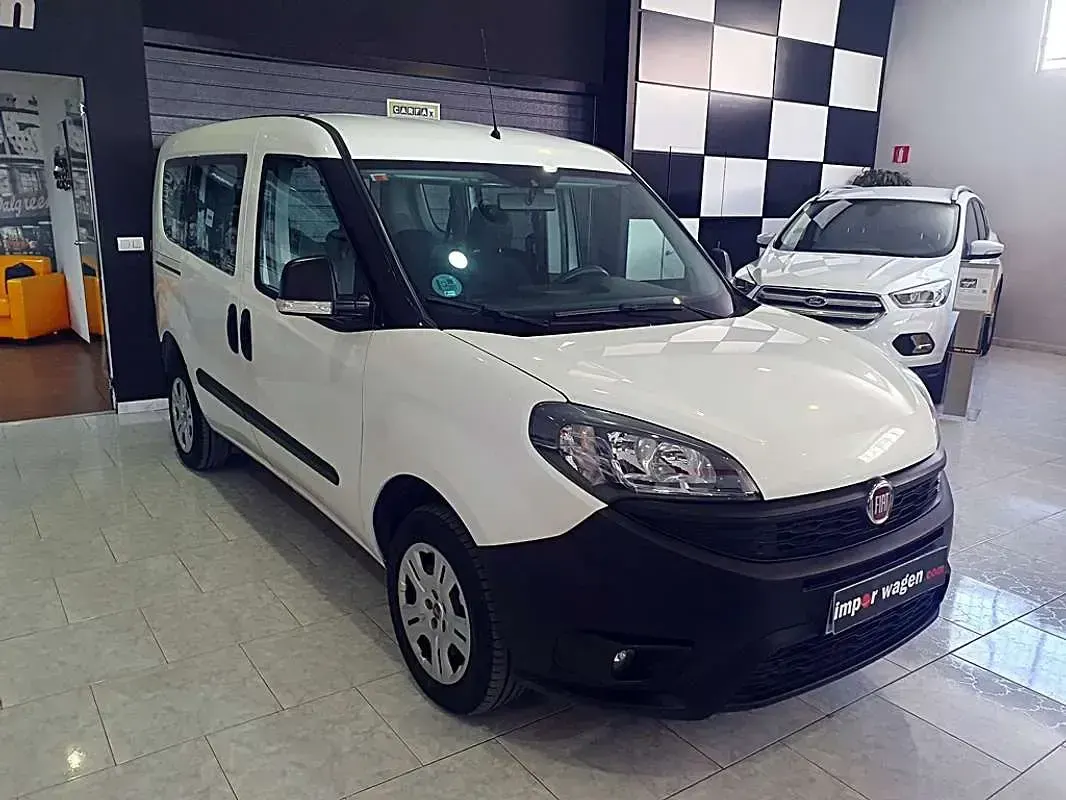 Usado Fiat Doblò Lounge 95 HP (69 kW) 2019 Branco Monovolume