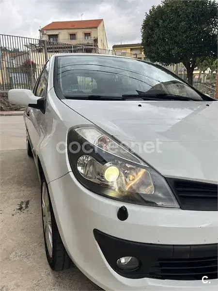 Usado Renault Clio II Dynamique 75 CV (55 kW) 2007 Blanco Berlina