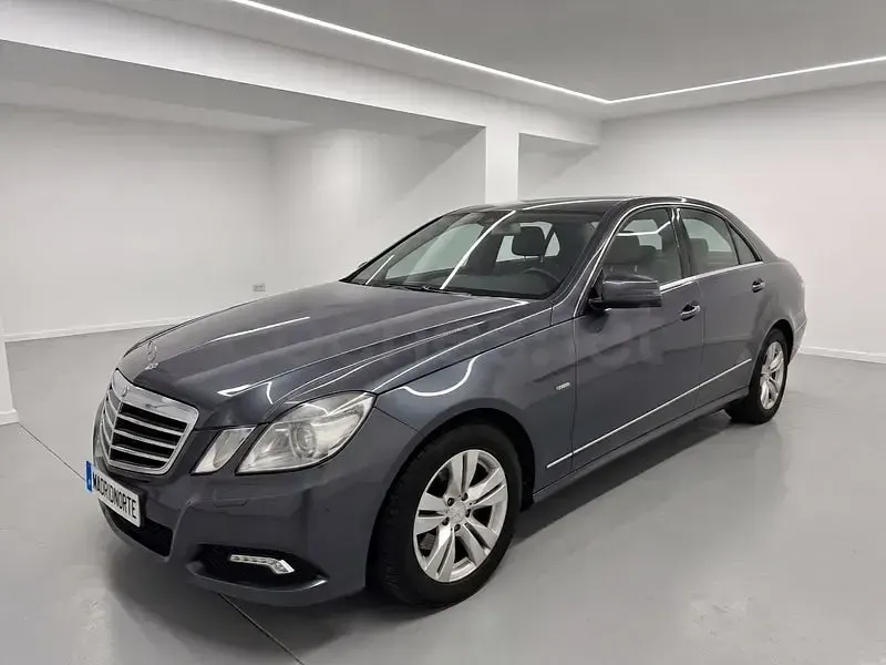 Usado Mercedes E220 Avantgarde 170 CV (125 kW) 2010 Gris / plata Berlina