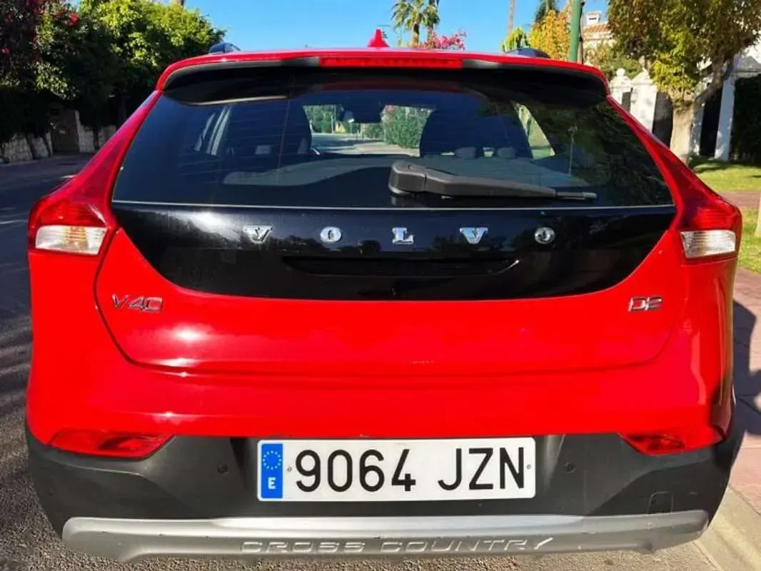 Usado Volvo V40 Momentum 120 CV (88 kW) 2017 Rojo SUV