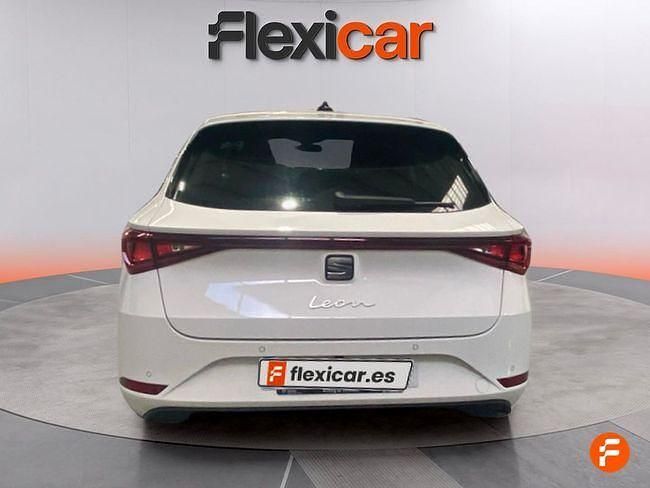 Usado Seat Leon Style 130 CV (95 kW) 2021 Blanco