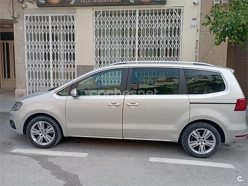 Usado Seat Alhambra Reference 140 CV (102 kW) 2013 Gris / plata Monovolumen