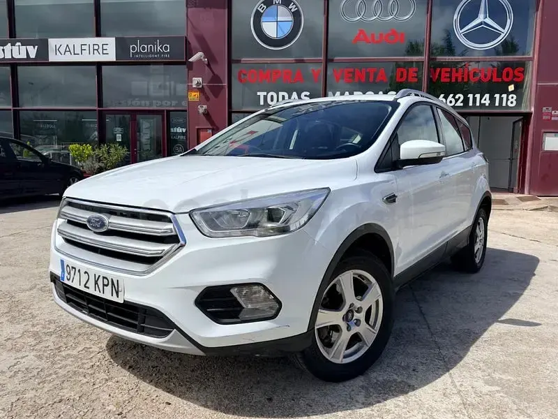 Usado Ford Kuga Trend 150 CV (110 kW) 2018 Blanco SUV