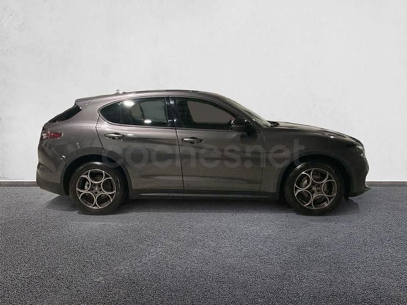 Usado Alfa Romeo Stelvio Sprint 160 CV (117 kW) 2023 Gris / plata SUV
