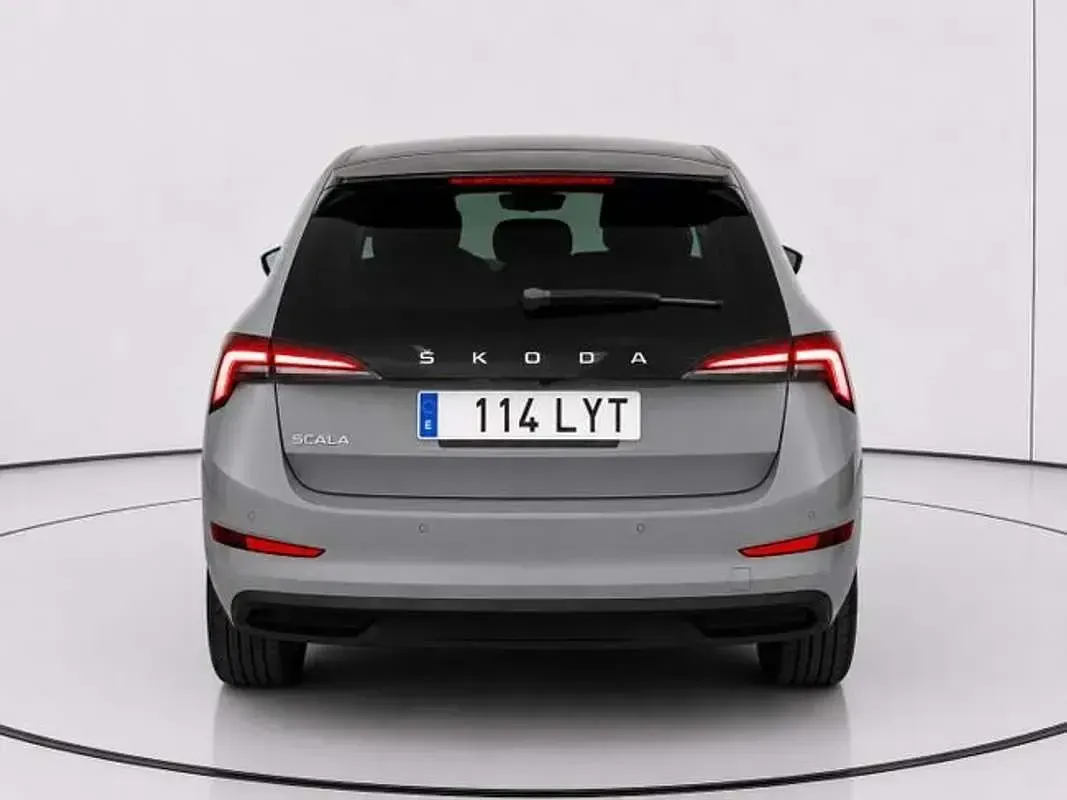 Usado Skoda Scala Style 110 CV (80 kW) 2022 Gris Utilitario