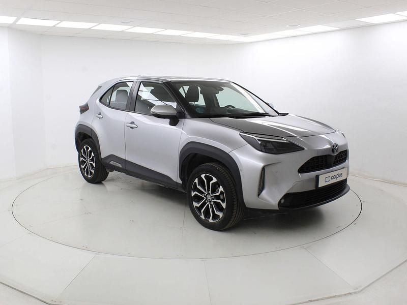 Usado Toyota Yaris Cross 116 CV (85 kW) 2022 Gris atomo (met) SUV