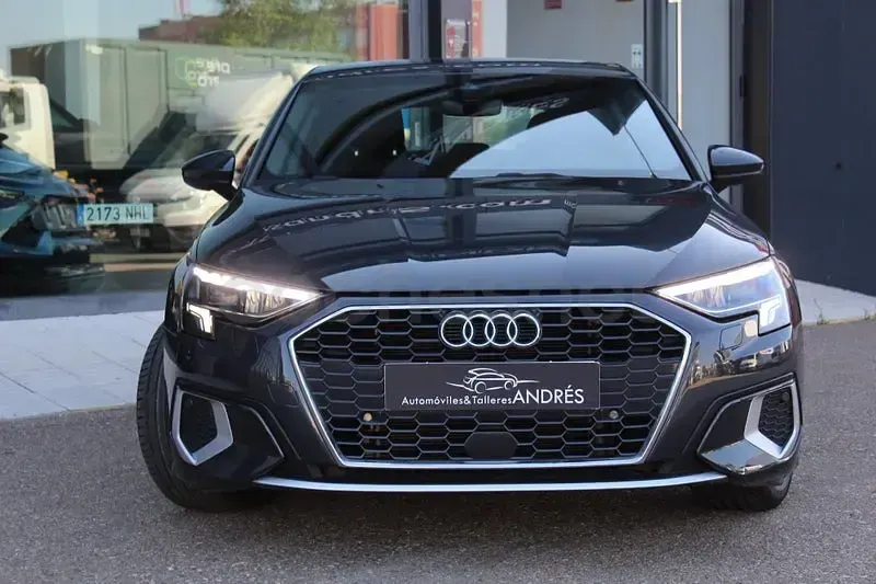 Usado Audi A3 Advanced Plus 110 CV (80 kW) 2022 Gris / plata Berlina