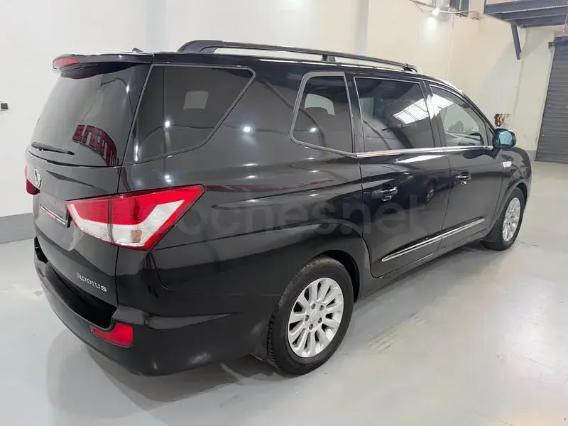 Usado SsangYong Rodius Limited 155 CV (114 kW) 2015 Negro Monovolumen