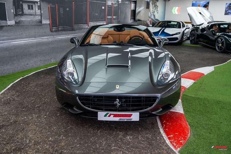Usado Ferrari California 489 CV (359 kW) 2012 Gris Descapotable