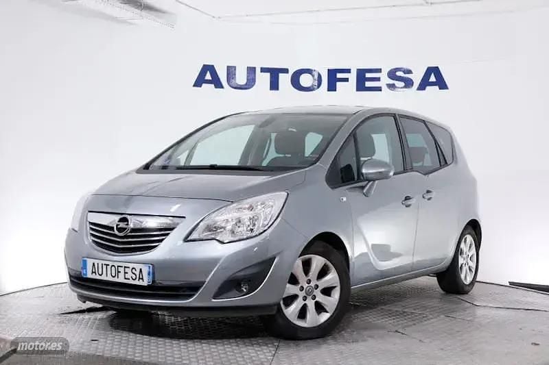 Usado Opel Meriva Cosmo 120 CV (88 kW) 2013 Plateado Monovolumen