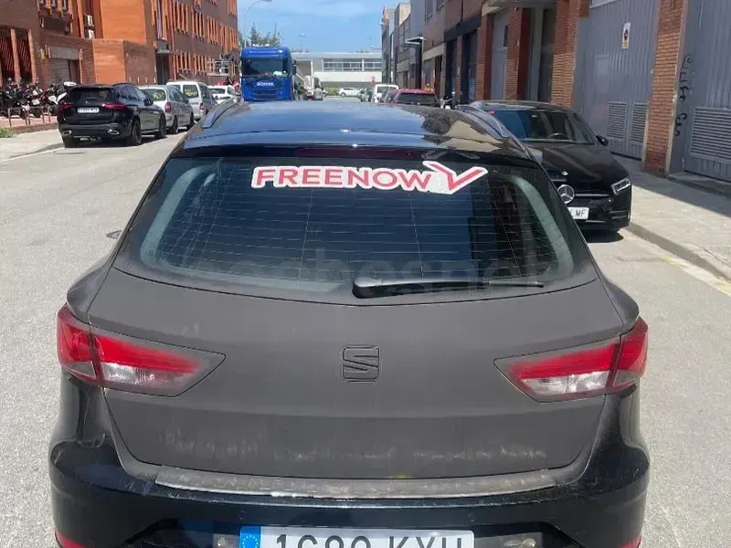 Usado Seat Leon Style 130 CV (95 kW) 2019 Negro Familiar