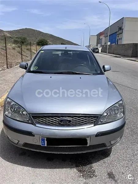 Usado Ford Mondeo Ghia 130 CV (95 kW) 2005 Gris / plata Familiar