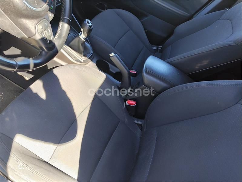 Usado Kia Carens 115 CV (84 kW) 2015 Blanco Monovolumen